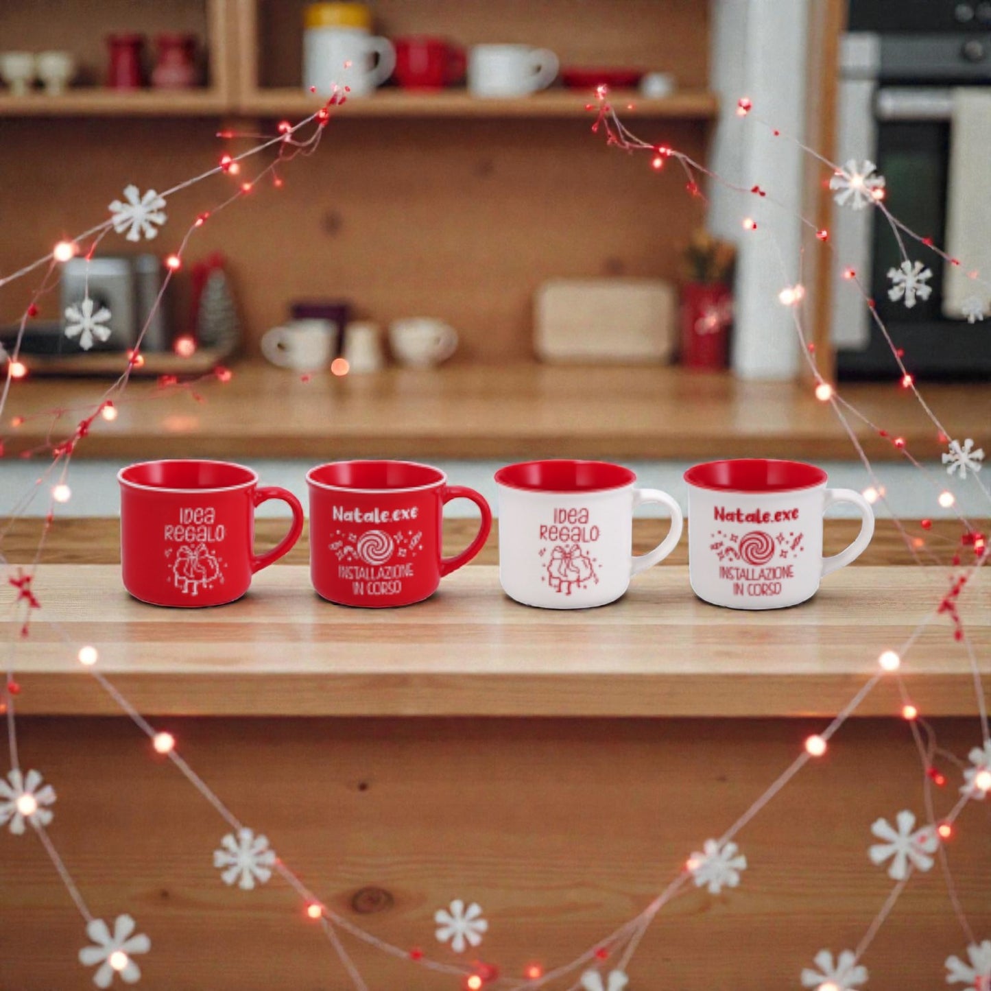 4 Tazze di natale in ceramica rossa o bianca, su un piano in legno in casa festiva.
