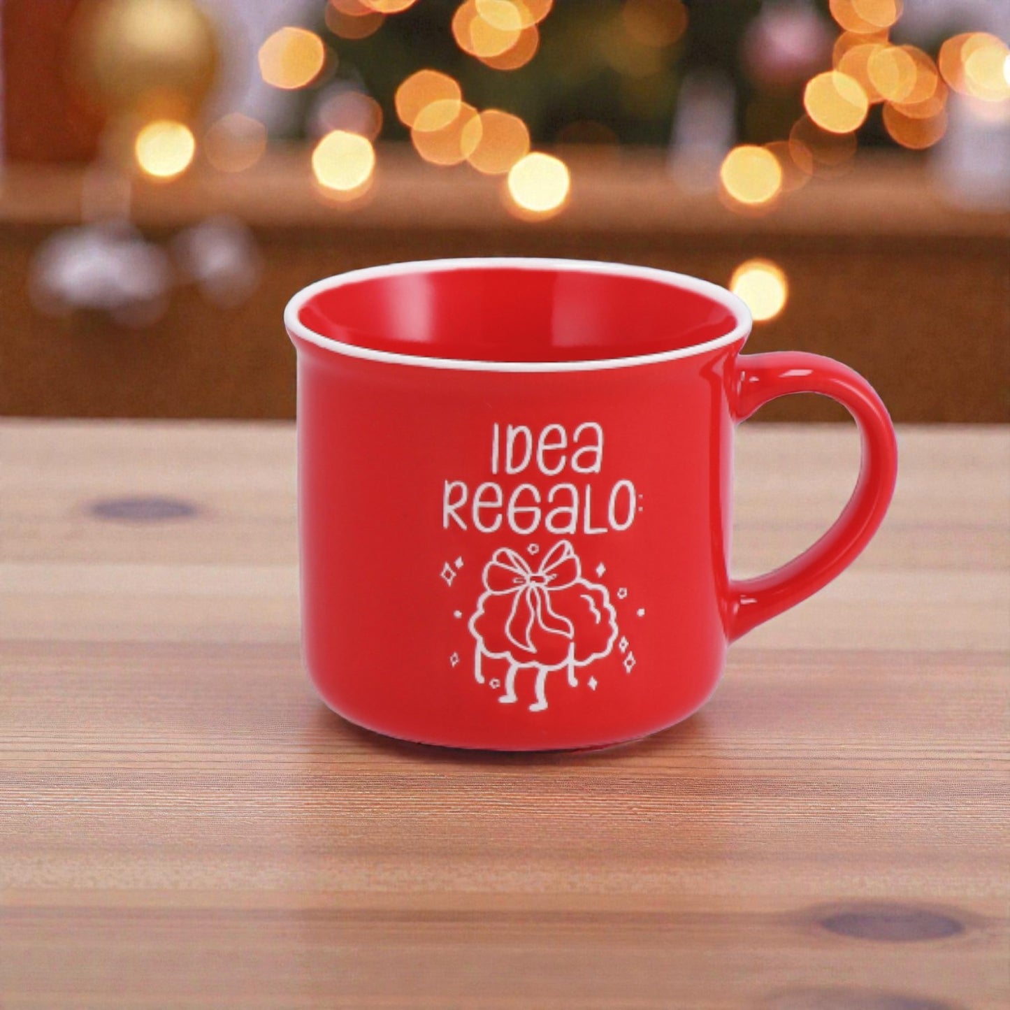 Tazza di natale in ceramica rossa, su un piano in legno in casa festiva.