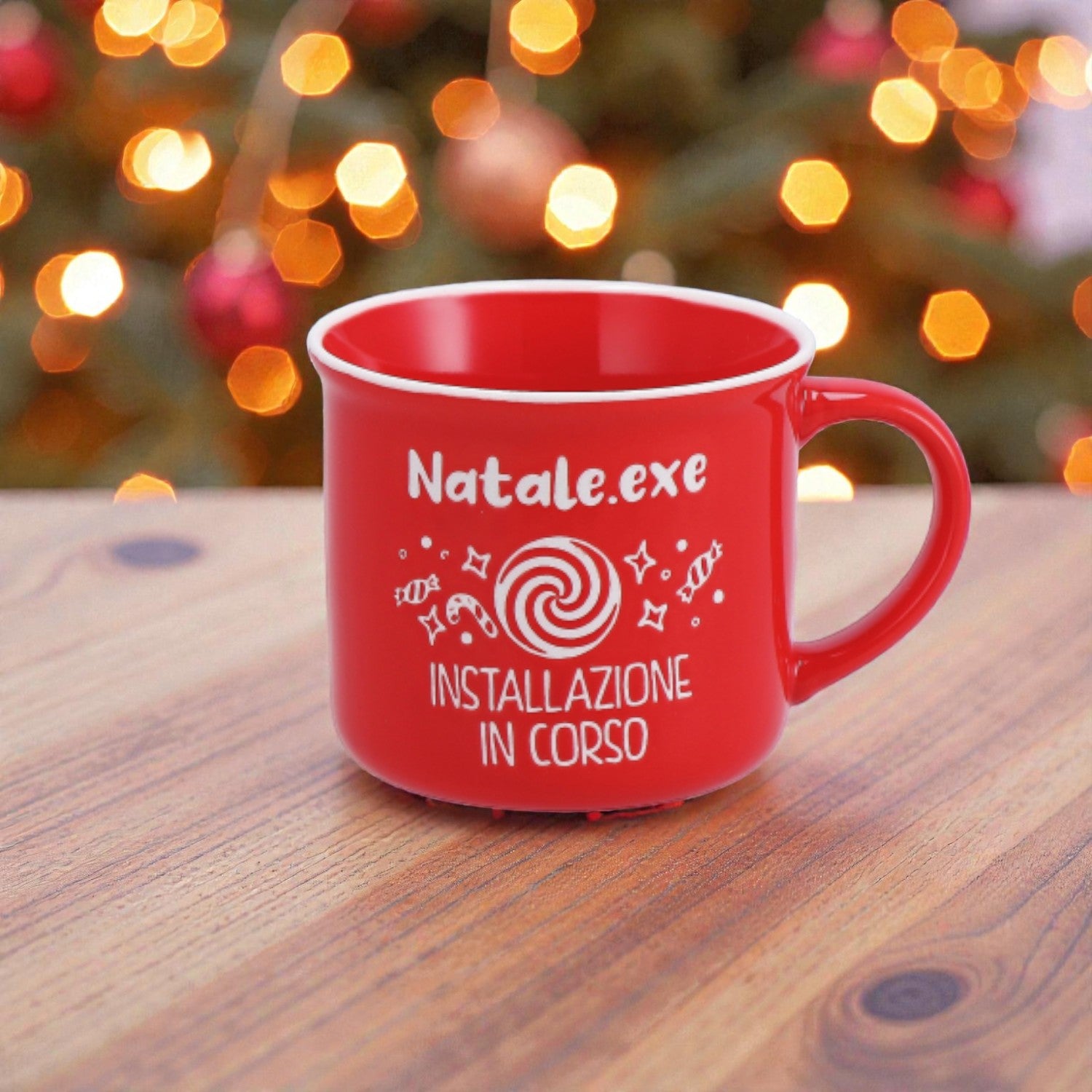 Tazza di natale in ceramica rossa, su un piano in legno in casa festiva.