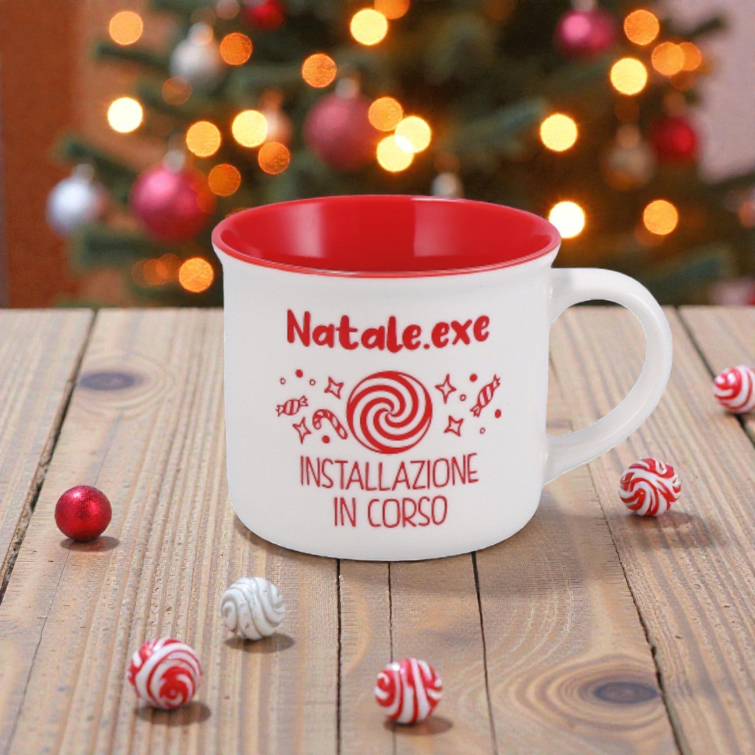 Tazza di natale in ceramica bianca, su un piano in legno in casa festiva.