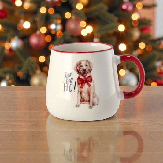 Tazza di natale bianca in porcellana con disegni di cane o gatto sulla tazza, su un piano in legno in una casa accogliente.
