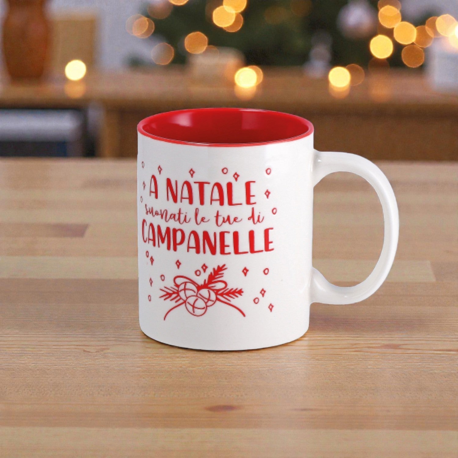 Tazza in ceramica di natale bianca, su un piano in legno in una casa festiva.