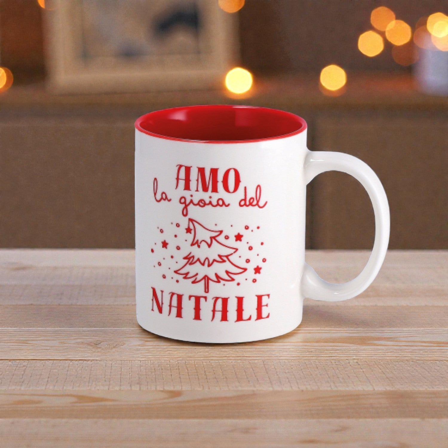 Tazza in ceramica di natale bianca, su un piano in legno in una casa festiva.