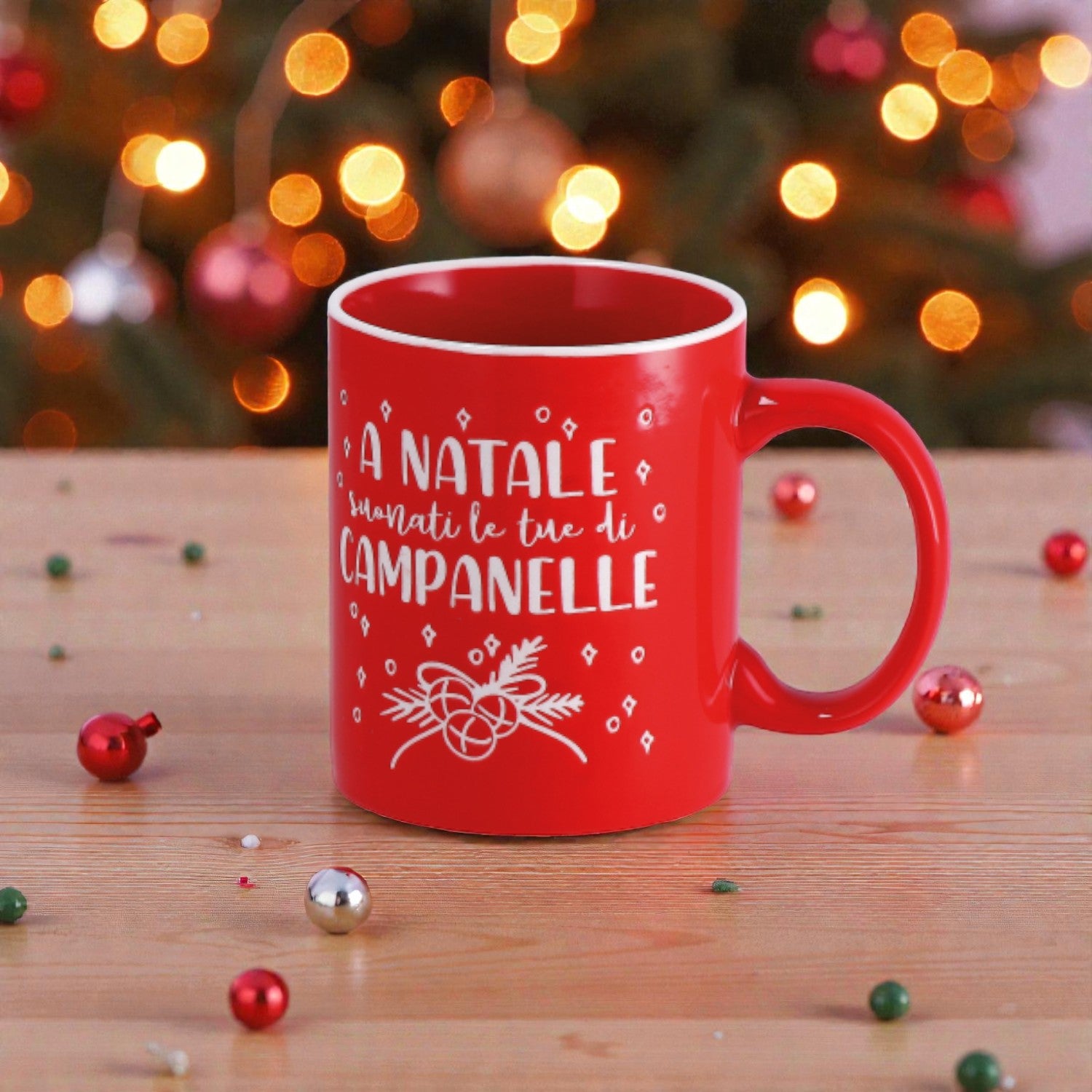 Tazza in ceramica di natale rossa, su un piano in legno in una casa festiva.