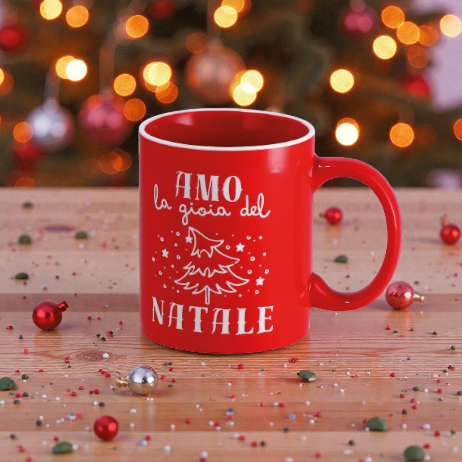 Tazza in ceramica di natale rossa, su un piano in legno in una casa festiva.