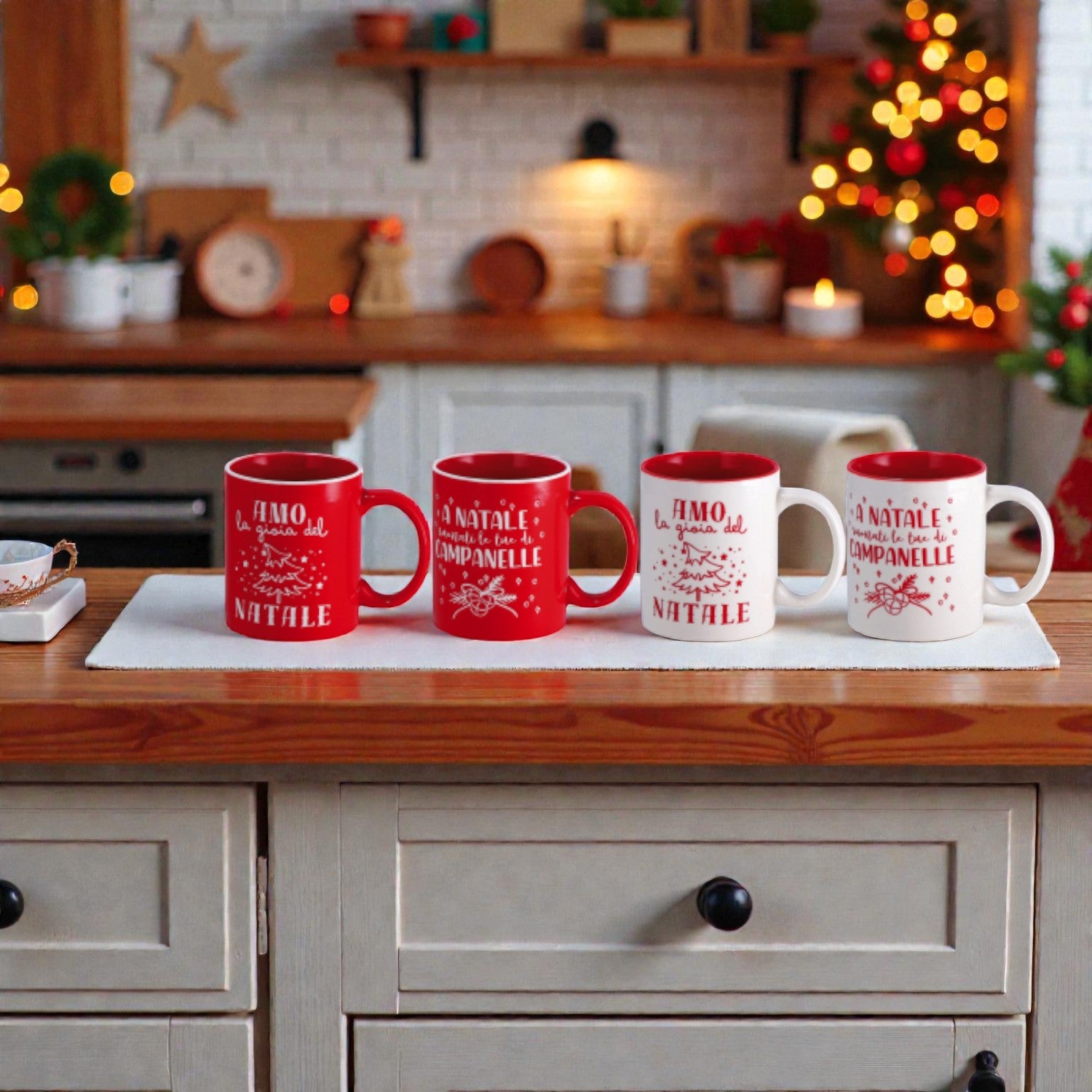 4 Tazze in ceramica di natale bianca o rossa, su un piano in legno in una casa festiva.