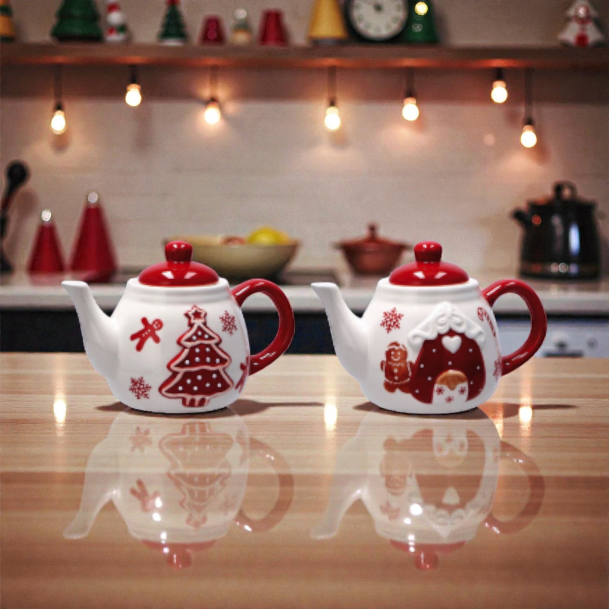 2 Teiera di natale in ceramica rossa e bianca con illustrazione omino e casa di marzapane o albero di natale di marzapane, ambienta su un piano in legno in una casa festiva.