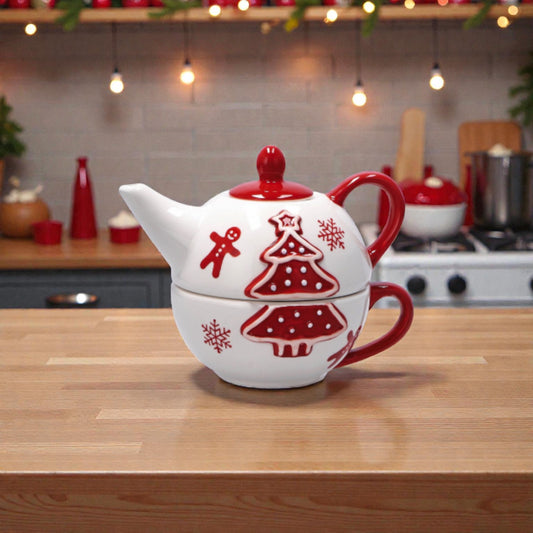 Tazza con teiera impilabile sopra che formano un disegno a tema natalizio con disegno ad albero di natale rosso, ambientate su un piano di legno una cucina festiva e accogliente.