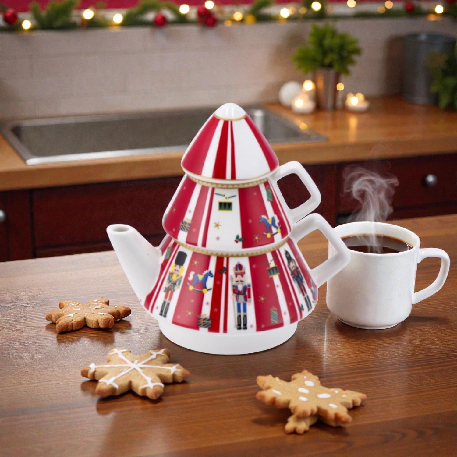 Kit teiera impilabile di natale con tazza, con illustrazioni rossa e illustrazione schiaccionoci su un piano in legno, ambientato in una casa luminosa