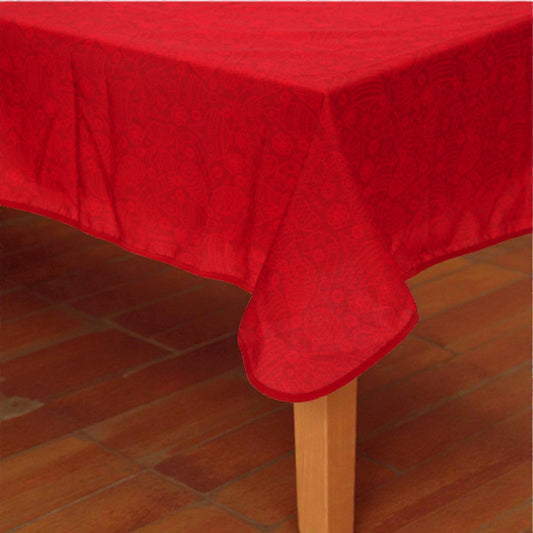 Tovaglia di Natale rossa in tessuto con motivi natalizi, su tavolo in legno