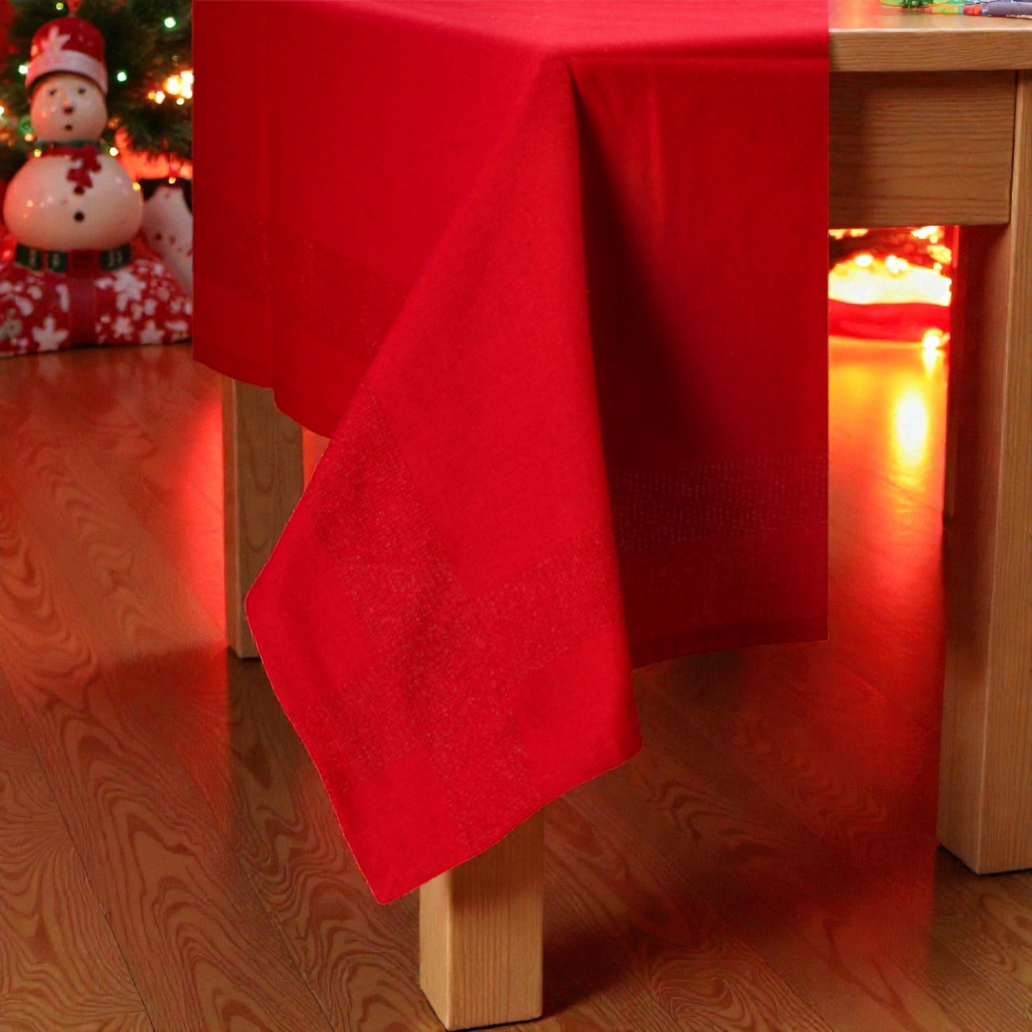 Tovaglia di Natale rossa in tessuto natalizia, su un tavolo in legno
