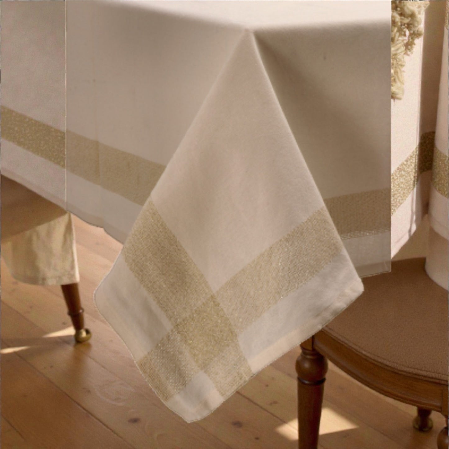 Tovaglia di Natale beige in tessuto natalizia, su un tavolo in legno