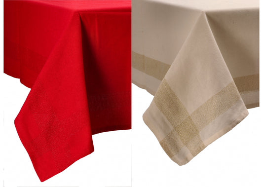 Tovaglia di Natale rossa e beige in tessuto natalizia, su un tavolo in legno