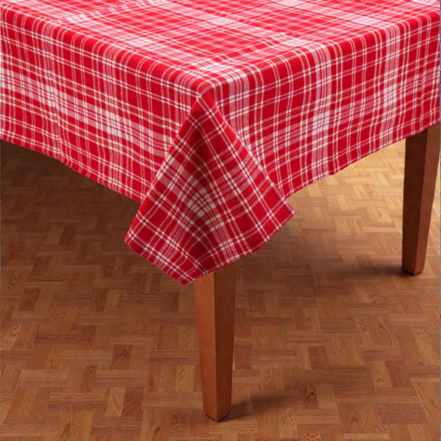 Tovaglia di Natale rossa plaid Melin in tessuto con motivi natalizi, su un tavolo in legno