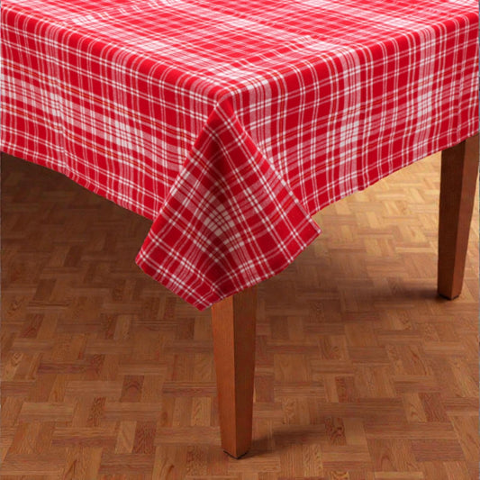 Tovaglia di Natale rossa plaid Melin in tessuto con motivi natalizi, su un tavolo in legno