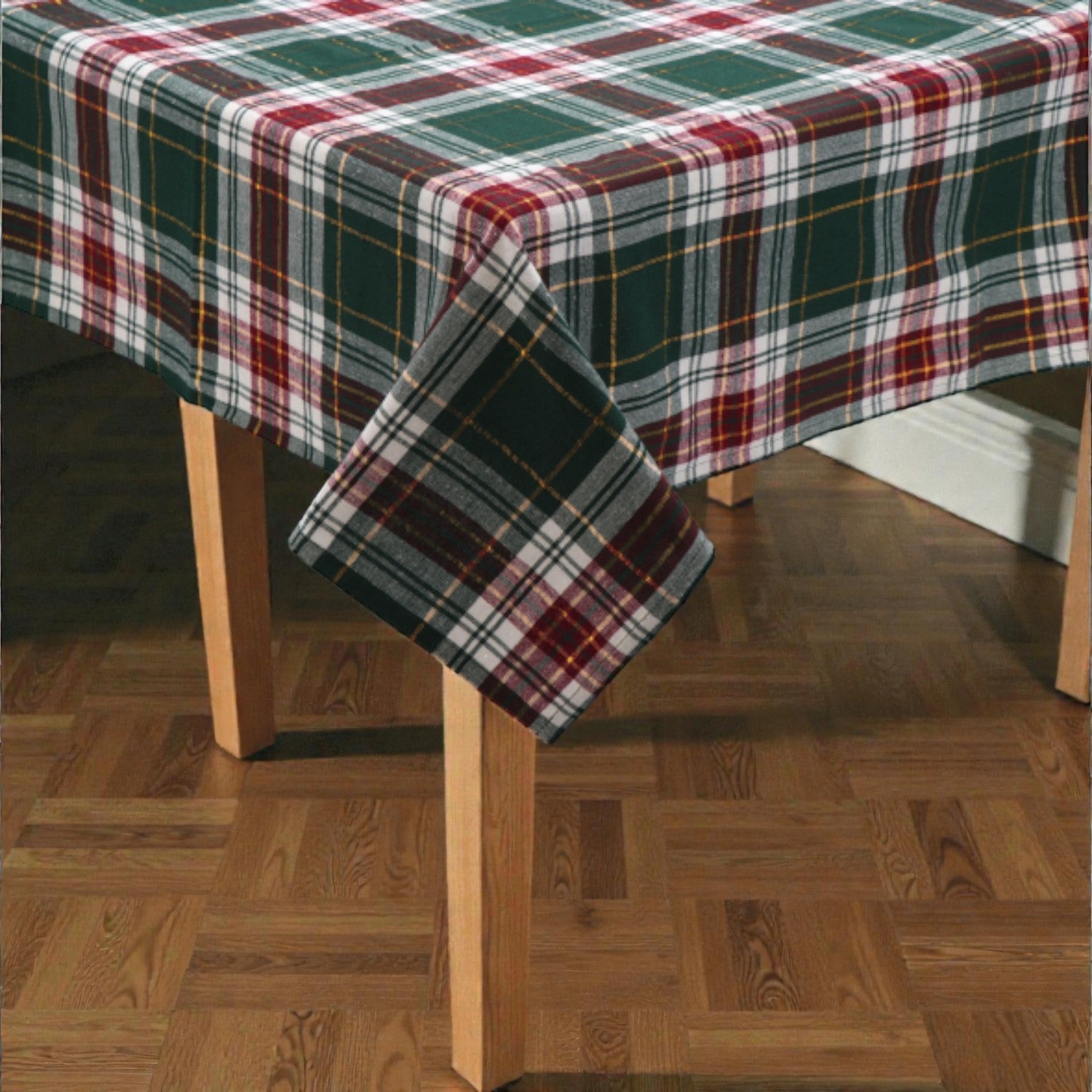 Tovaglia di Natale verde plaid Melin in tessuto con motivi natalizi, su sfondo bianco