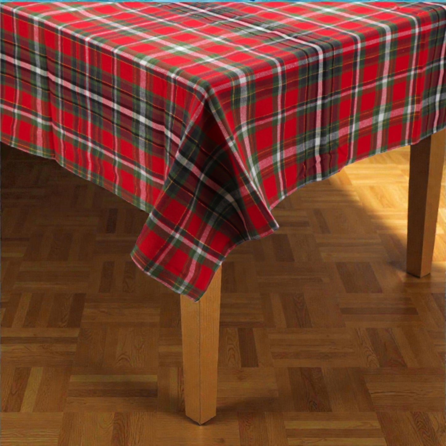 Tovaglia di Natale rossa plaid Melin in tessuto con motivi natalizi, su sfondo bianco