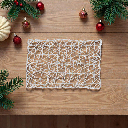 Tovaglietta di natale in carta, su un piano in legno