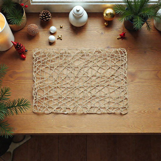 Tovaglietta di natale in carta, su un piano in legno