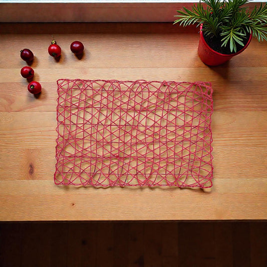 Tovaglietta di natale in carta, su un piano in legno