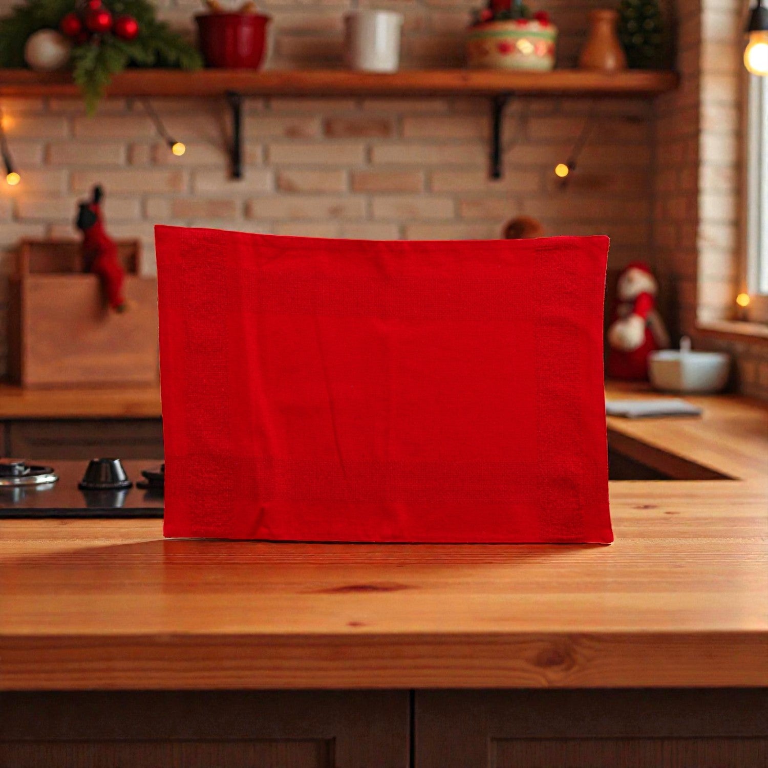 Tovaglietta di natale con stampa natalizia, su un piano in legno