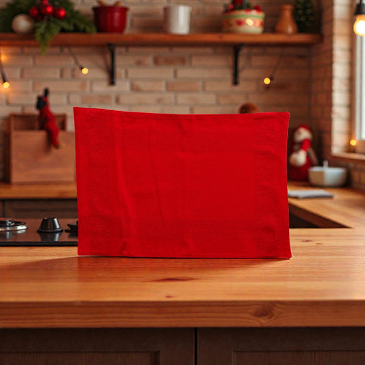 Tovaglietta di natale con stampa natalizia, su un piano in legno