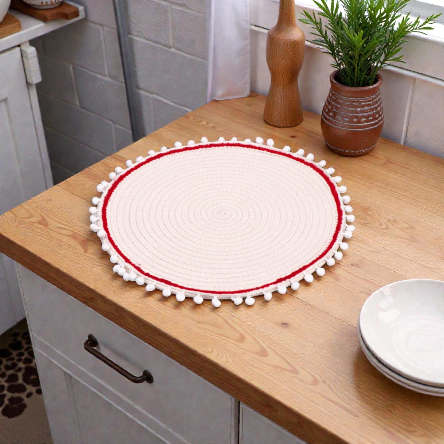 Tovagliette bianca adecorativa, centro tavola natalizio bianco su piano in legno ambientato in una casa natalizia.