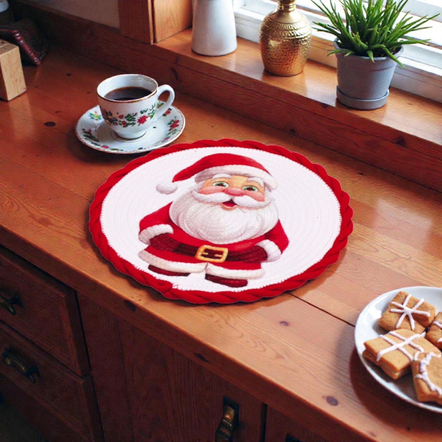Tovaglietta rossa con babbo natale decorativa centro tavola natalizio bianco su piano in legno ambientato in una casa natalizia.