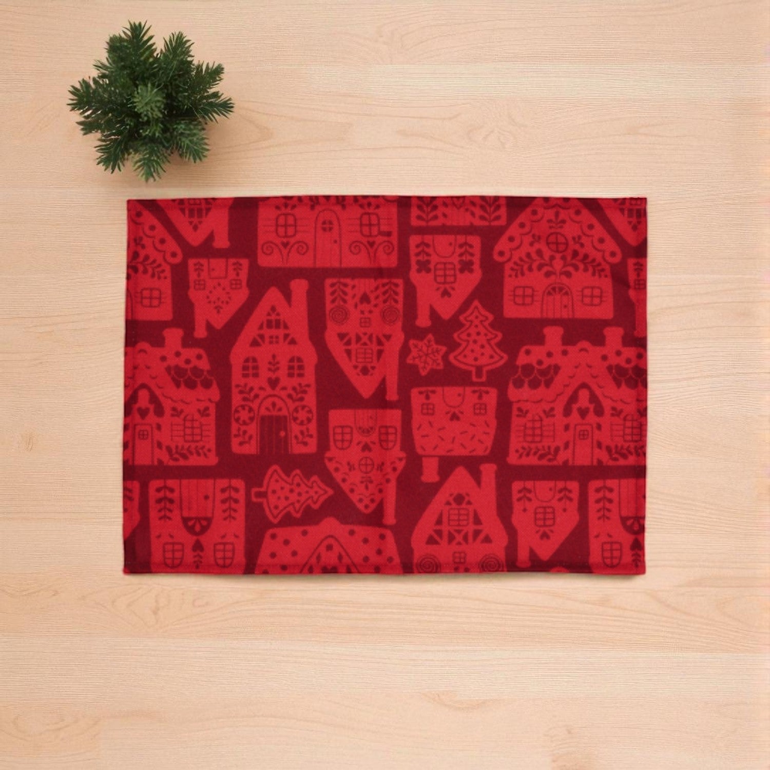 tovaglietta di natale rossa in tessuto su un piano di legno