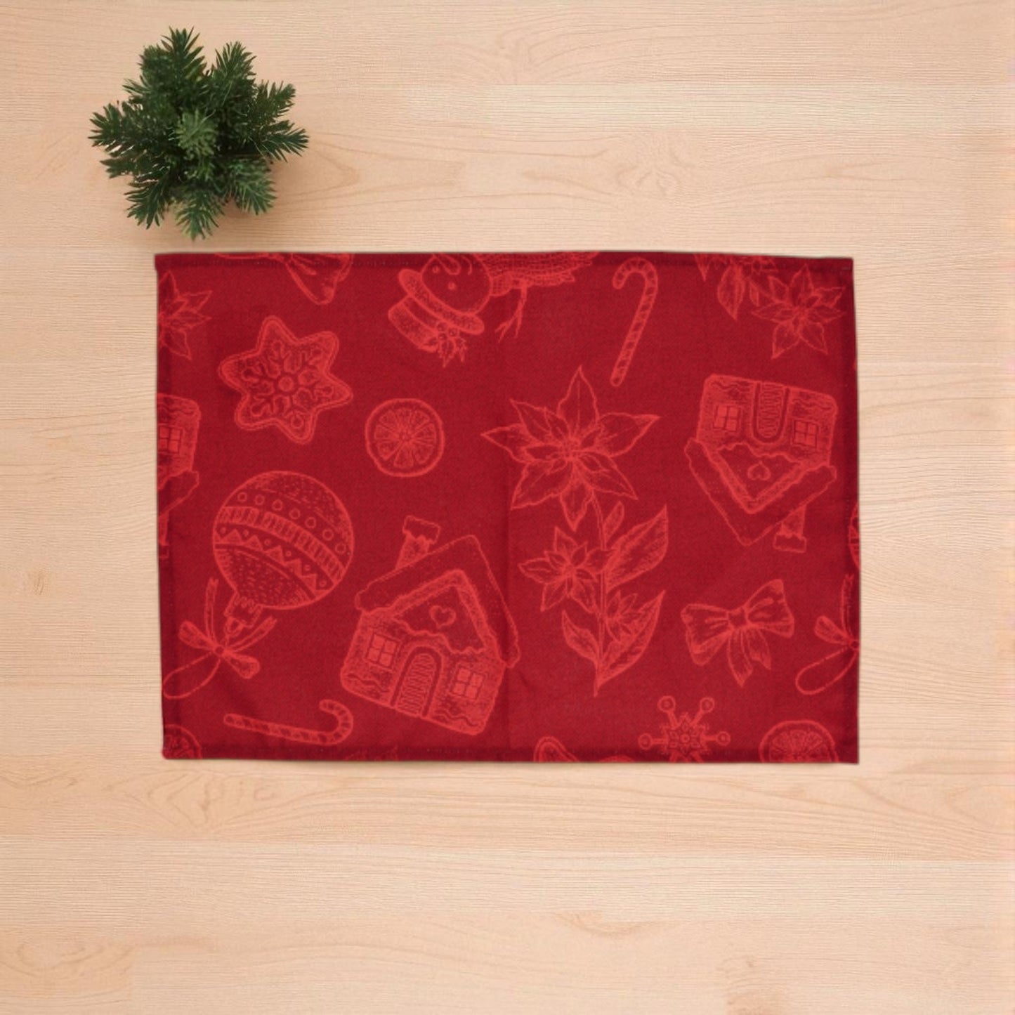 tovaglietta di natale rossa in tessuto su un piano di legno