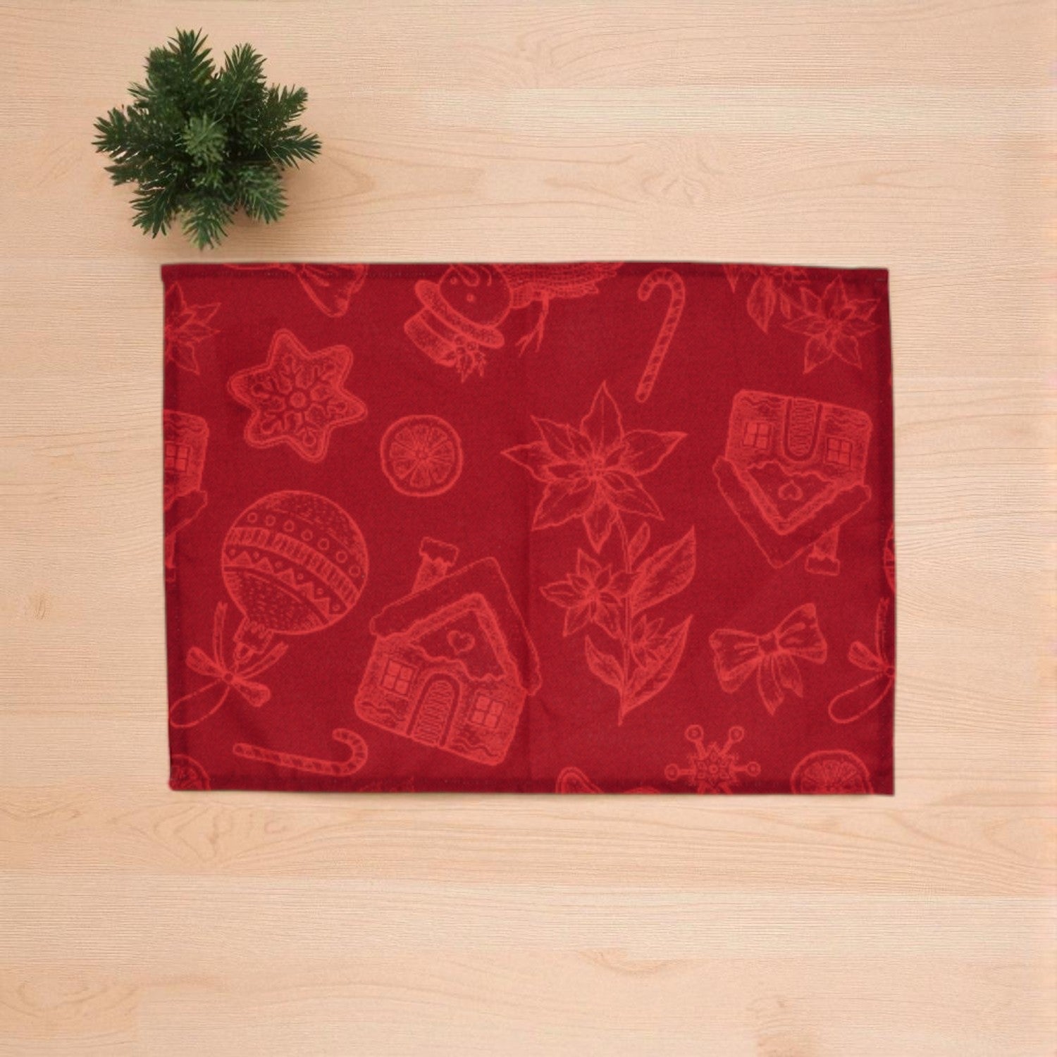 tovaglietta di natale rossa in tessuto su un piano di legno