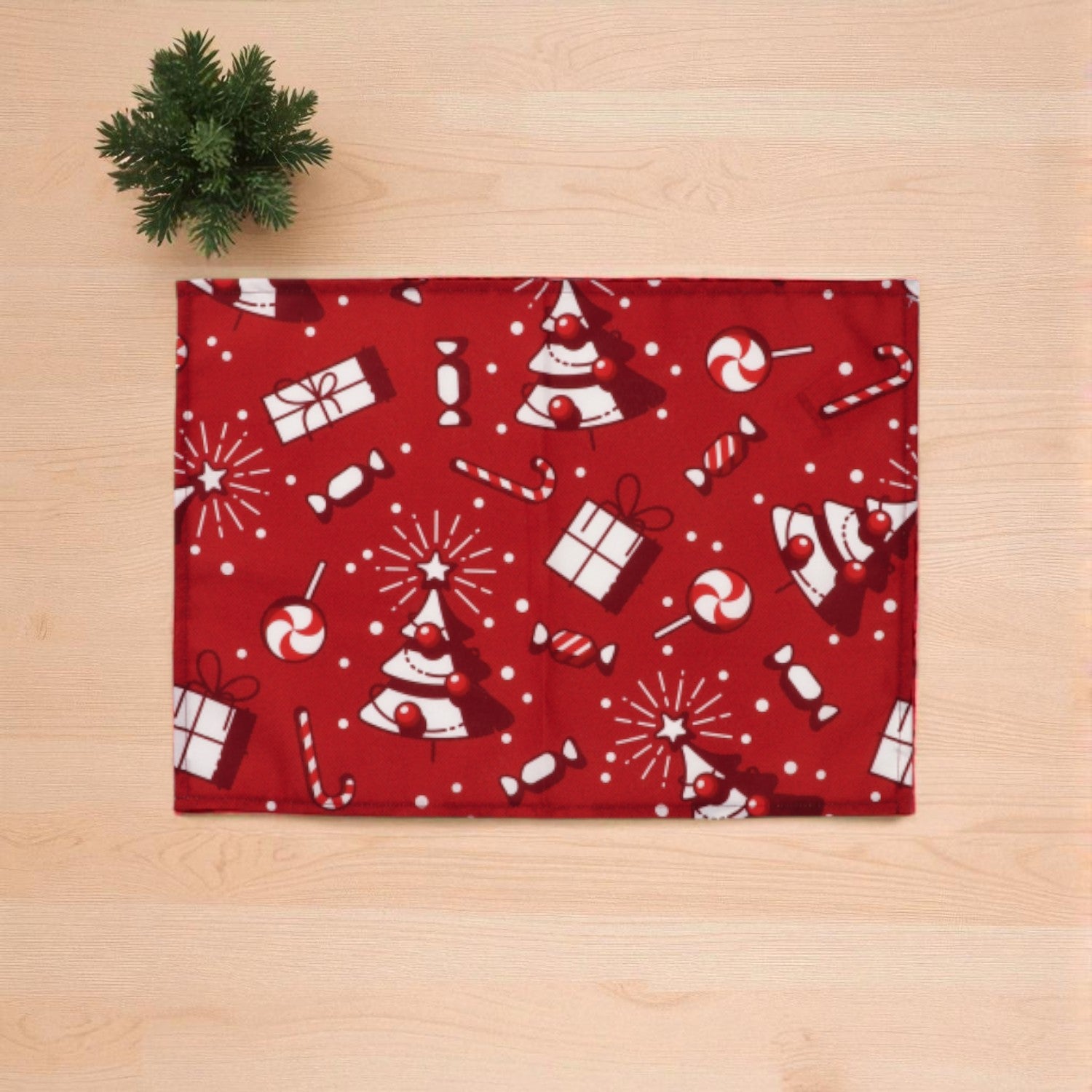 tovaglietta di natale rossa in tessuto su un piano di legno