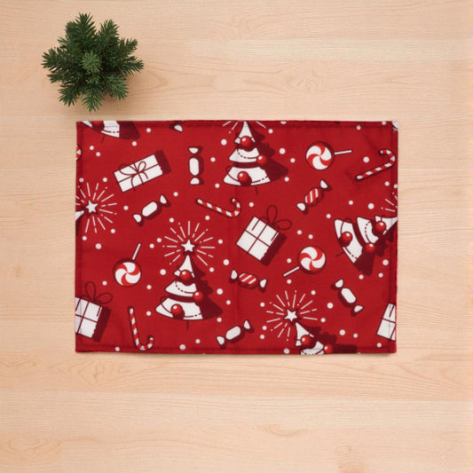 tovaglietta di natale rossa in tessuto su un piano di legno
