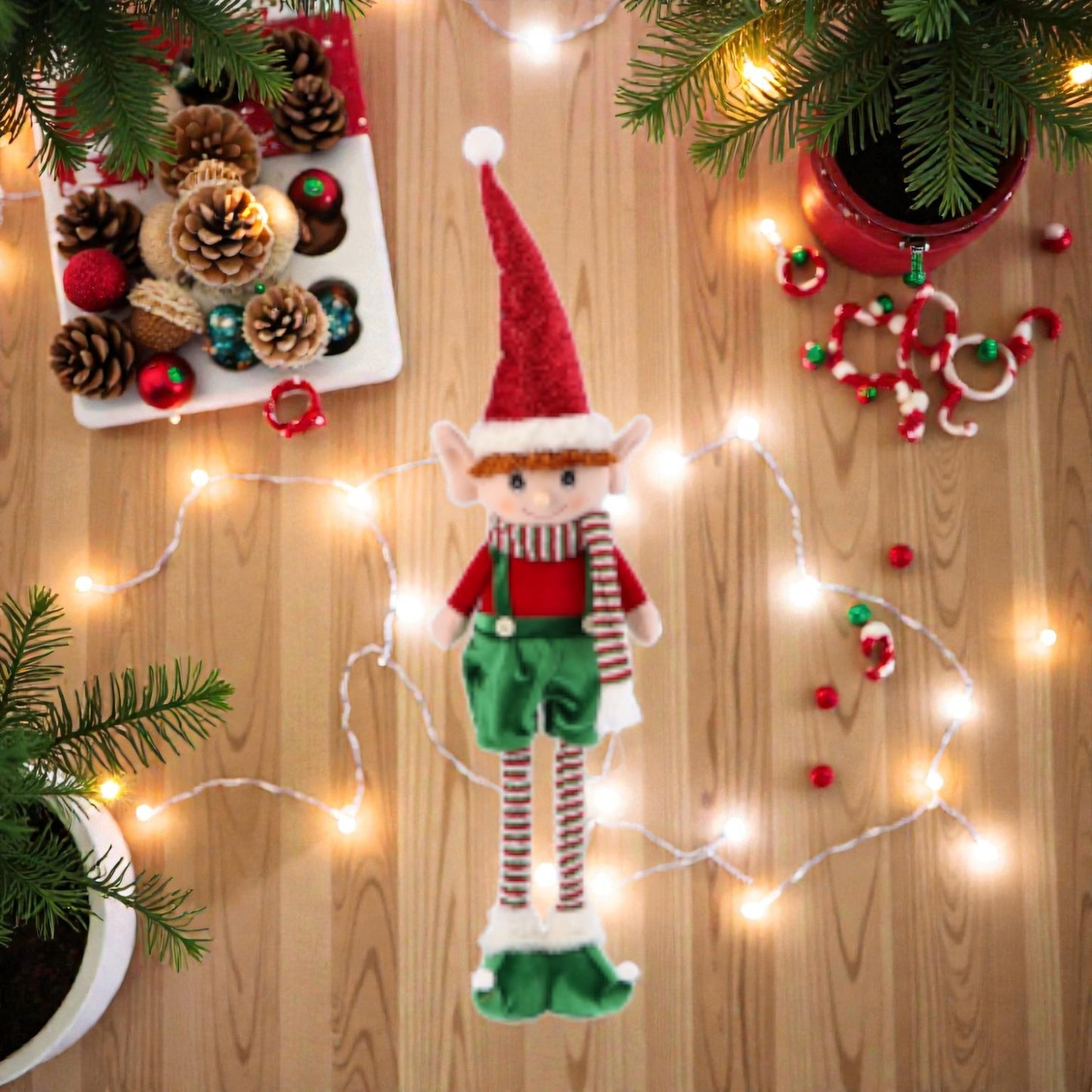 decorazione natalizia a forma di elfo di natale, ambientato in una casa natalizia accogliente.