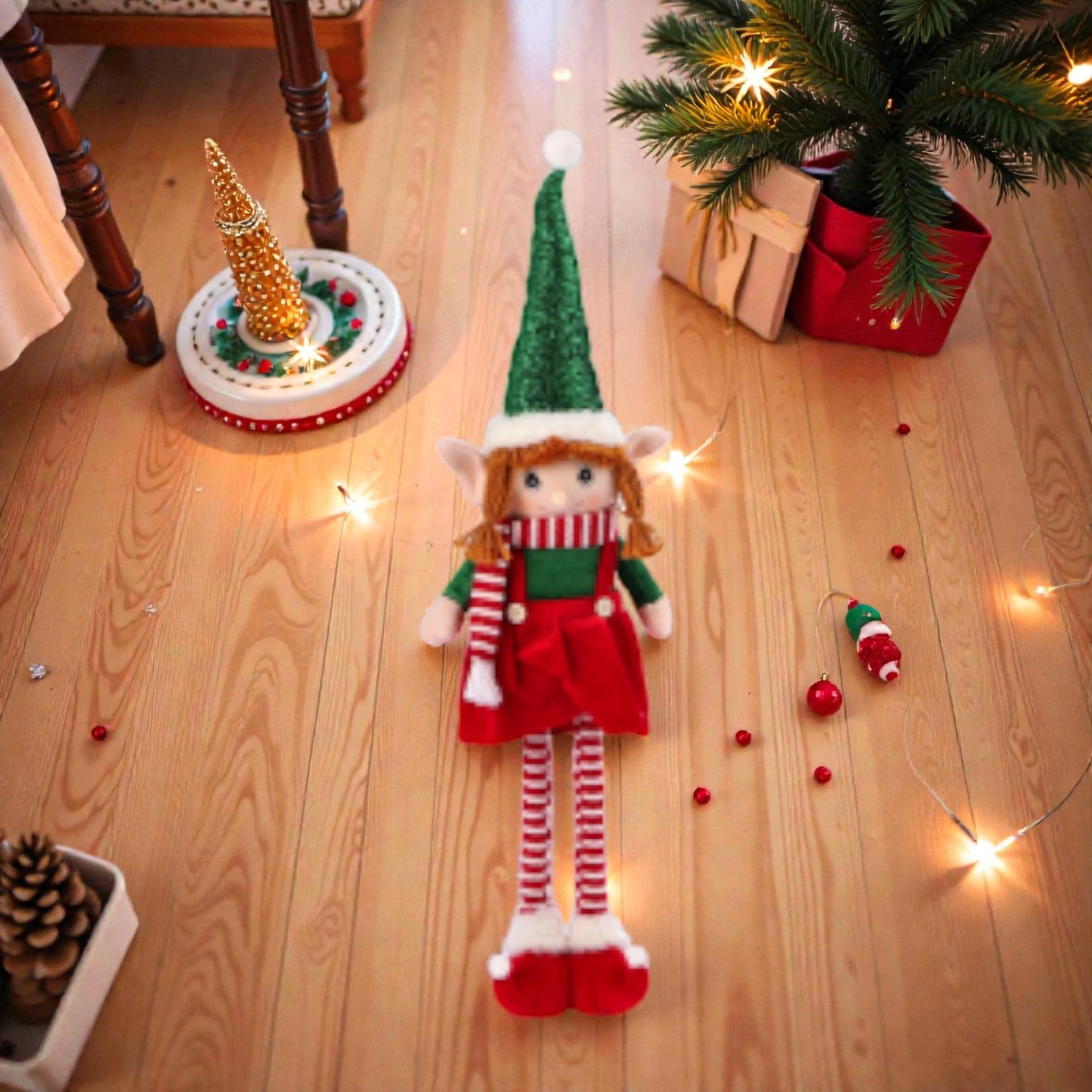 decorazione natalizia a forma di elfo di natale, ambientato in una casa natalizia accogliente.
