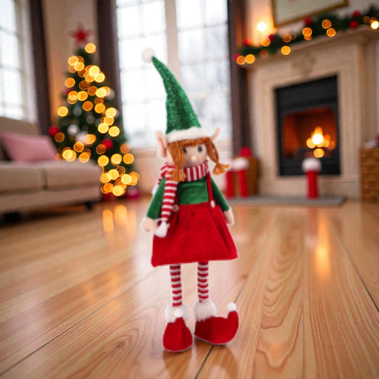 decorazione natalizia a forma di elfo di natale, ambientato in una casa natalizia accogliente.