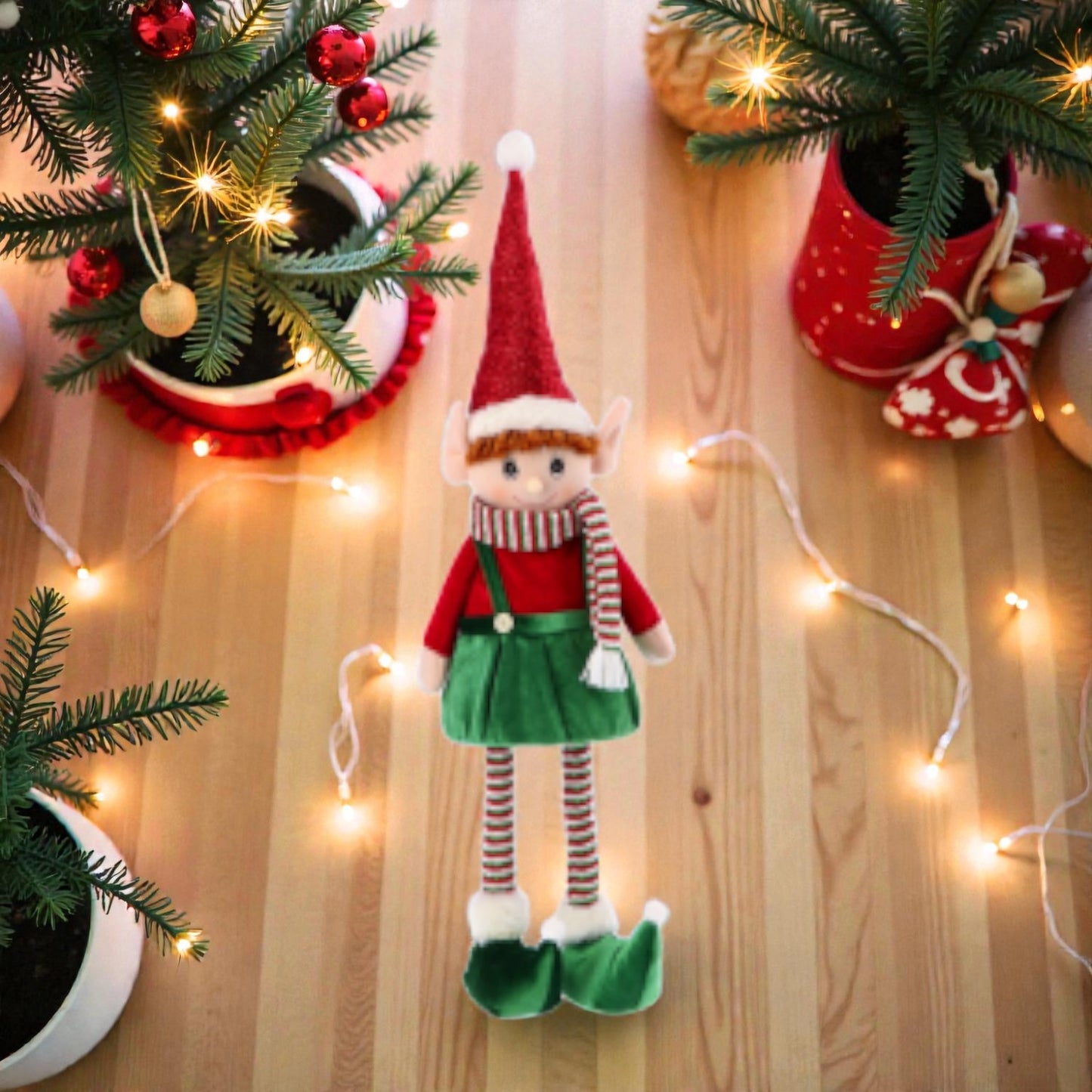 decorazione di natale a forma di elfo di natale su un piano in legno festivo.