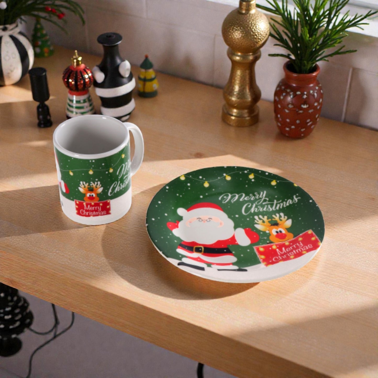 Set colazione di natale con tazza e piattino con decori natalizia,ambientati su un piano in legno accogliente.