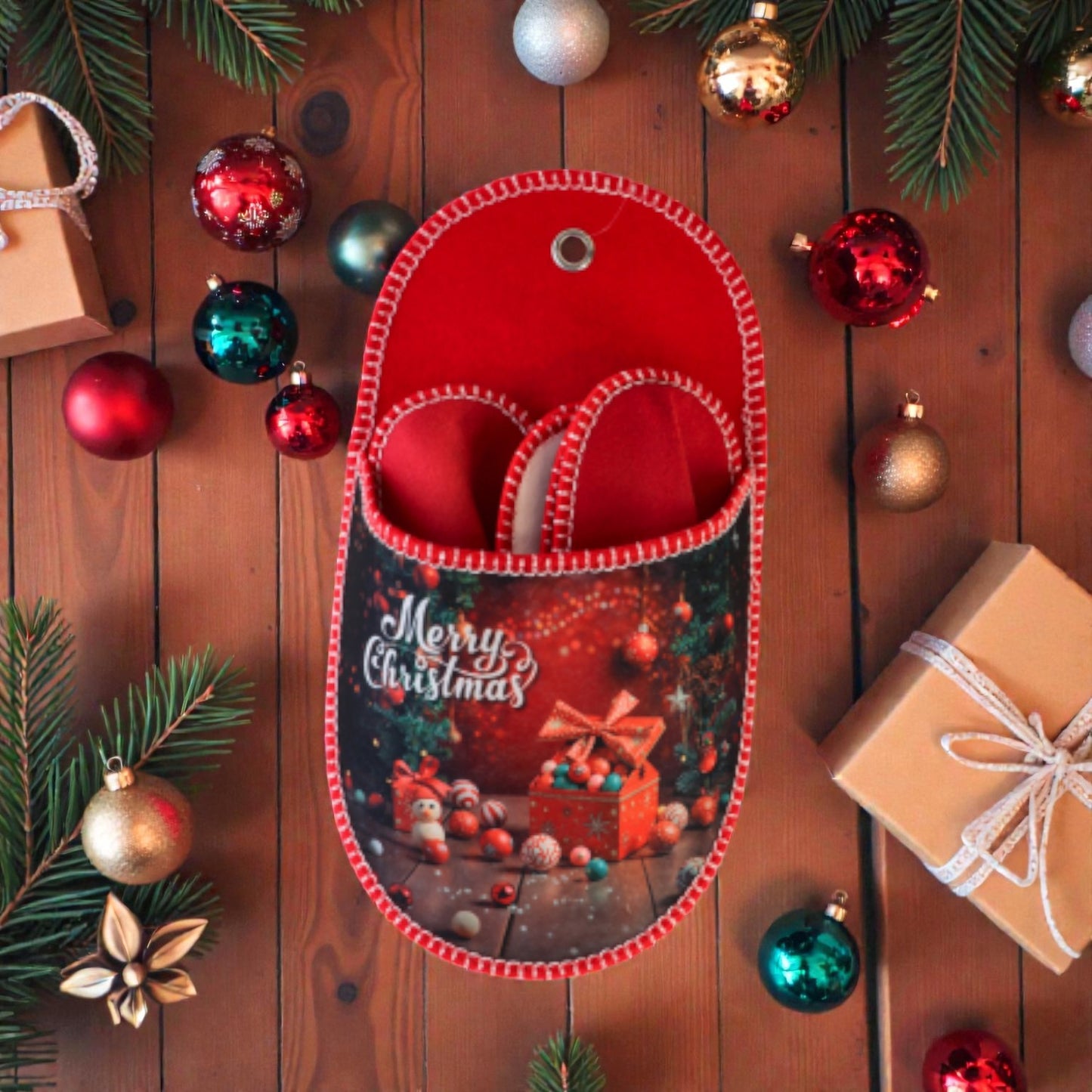 Set 3 ciabatte di natale per ospiti e feste su sfondo in legno accogliente.