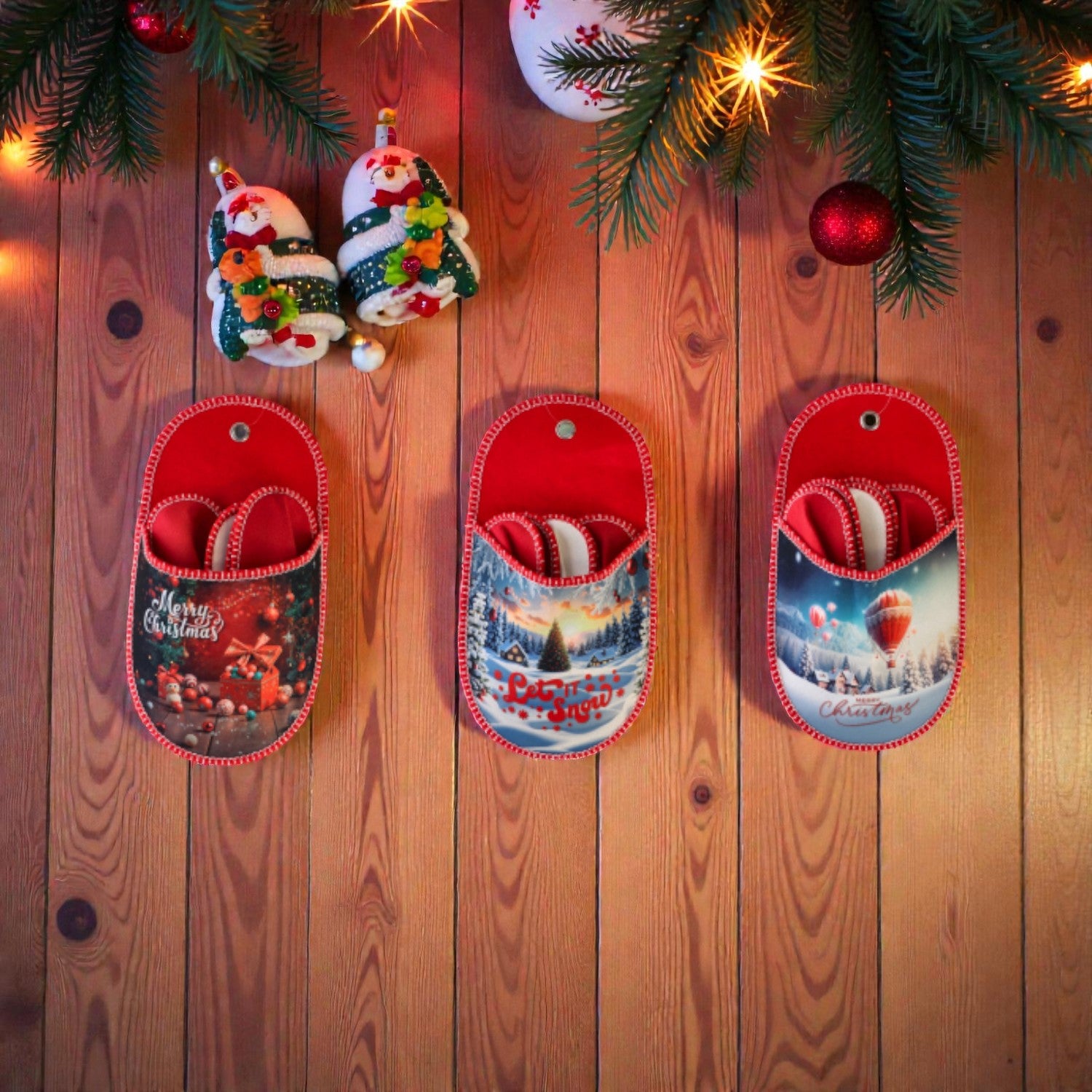 Tre Set da 3 ciabatte di natale per ospiti e feste su sfondo in legno accogliente.