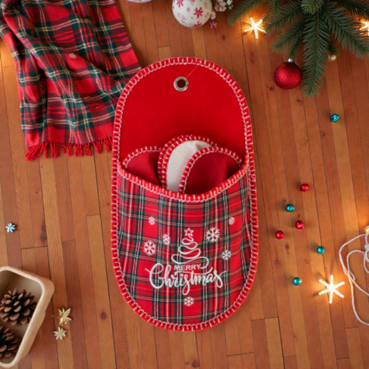 Set 3 ciabatte di natale per ospiti e feste su sfondo in legno accogliente.