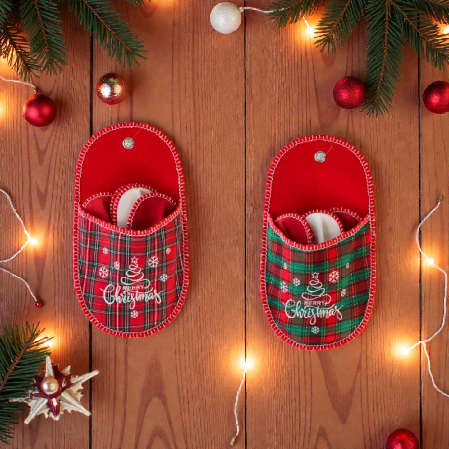 2 Set 3 ciabatte di natale per ospiti e feste su sfondo in legno accogliente.