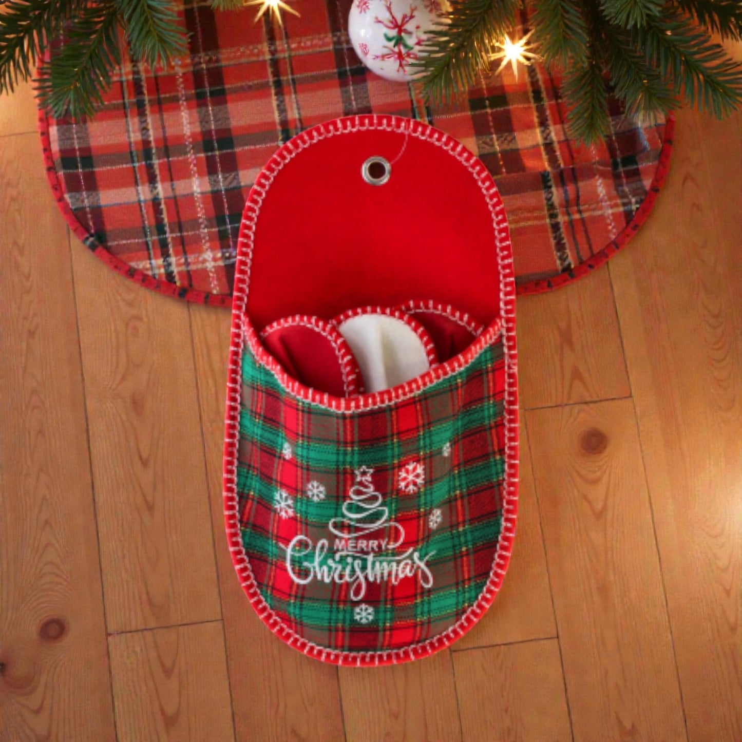 Set 3 ciabatte di natale per ospiti e feste su sfondo in legno accogliente.