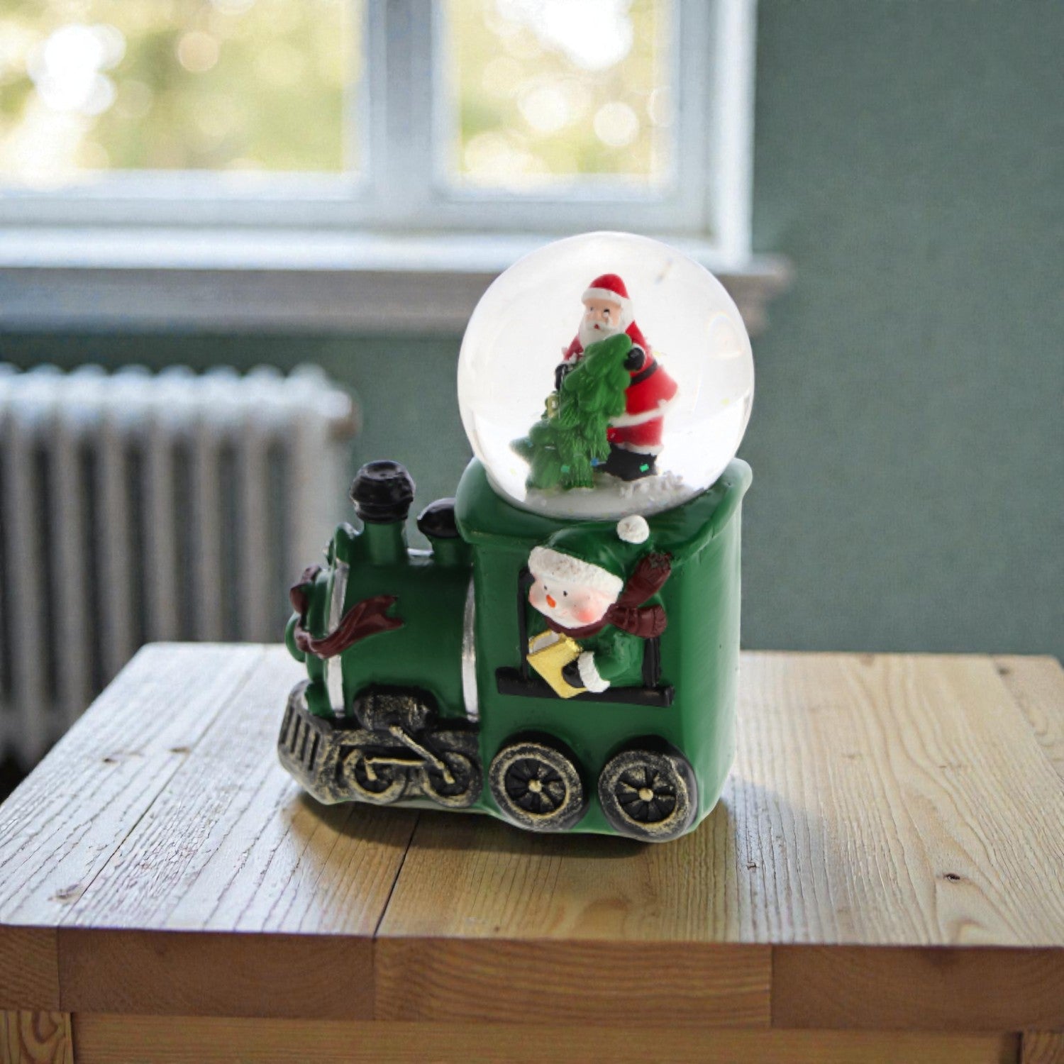 2 Palla di neve di Natale con base a forma di locomotiva. Ambientata in una casa luminosa.