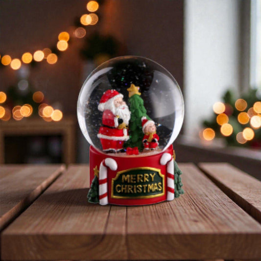 Palla di neve con babbo natale e base in resina, ambientata in una casa accogliente.