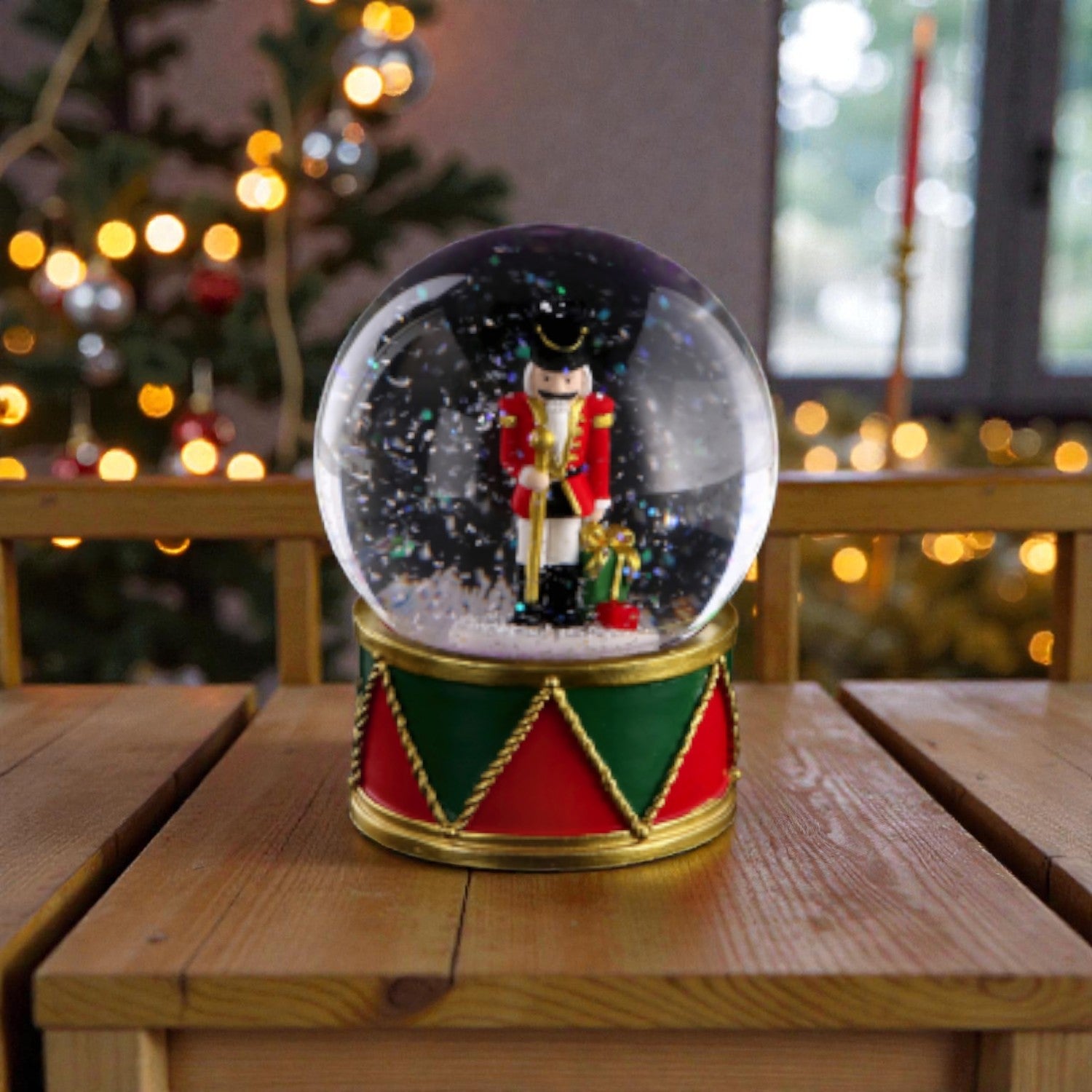 Palla di neve con schiaccianoci con base in resina e luci LED. Ambientata in una casa accogliente.