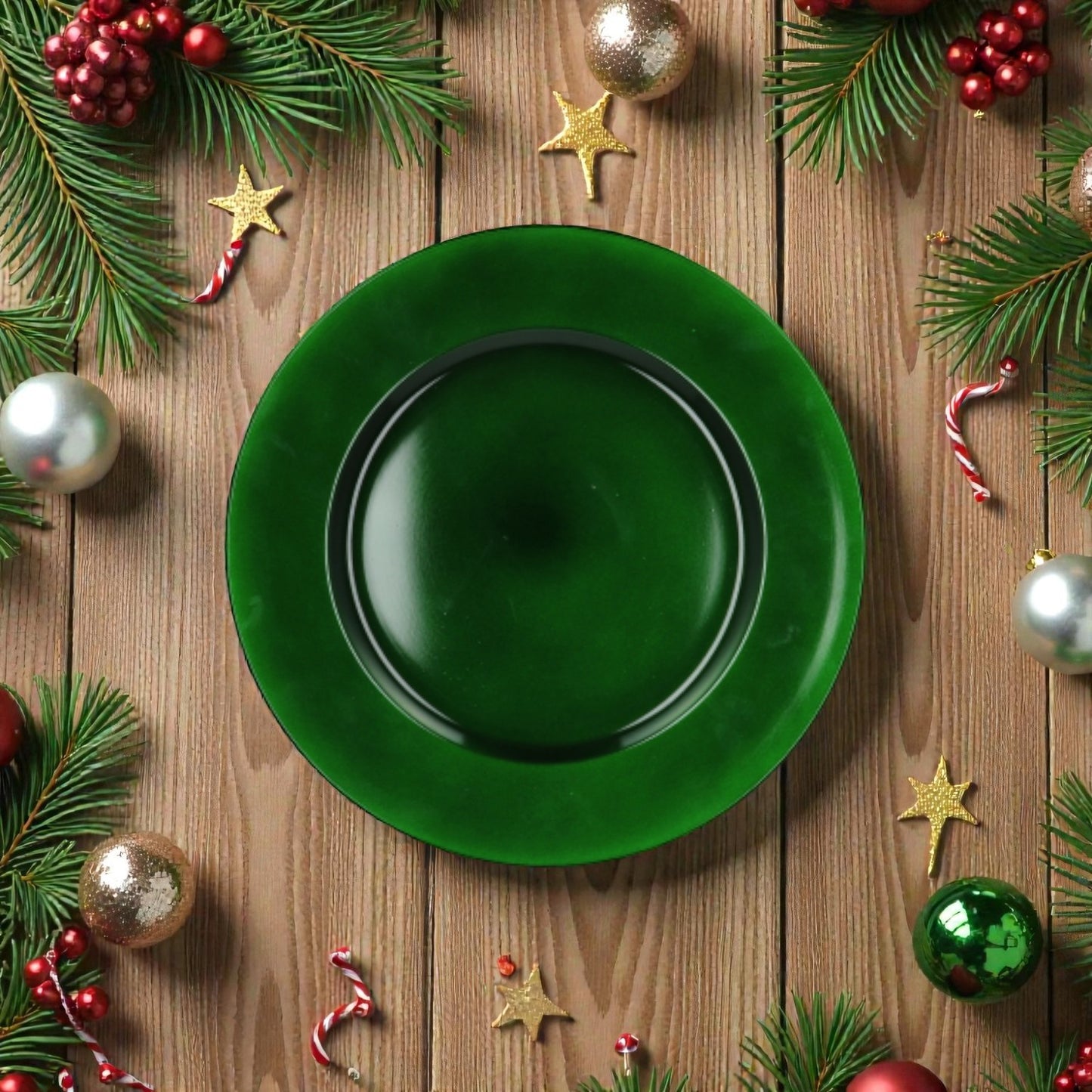 Sottopiatto di natale guzman colore verde, su un piano in legno con ornamenti natalizi.