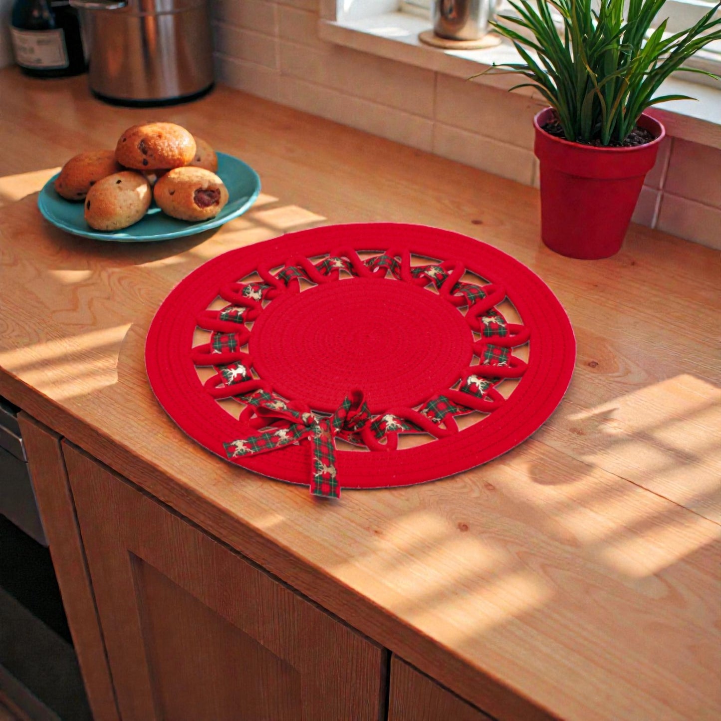 Tovaglietta rossa decorativa centro tavola natalizio bianco su piano in legno ambientato in una casa natalizia.